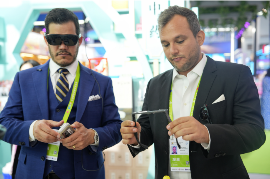 觀展嘉賓體驗(yàn)科技消費(fèi)新產(chǎn)品。中國(guó)國(guó)際消費(fèi)品博覽會(huì)組委會(huì)網(wǎng)上新聞中心供圖