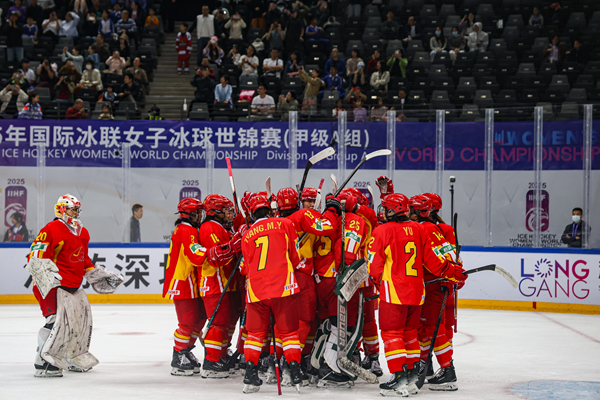 中國(guó)隊(duì)球員慶祝勝利。圖片來(lái)源：中國(guó)冰球協(xié)會(huì)