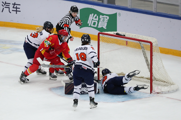 中國(guó)隊(duì)球員曲樂(lè)(左二)破門(mén)得分。圖片來(lái)源：中國(guó)冰球協(xié)會(huì) 此役中國(guó)隊(duì)首發(fā)陣容是詹佳慧、于柏巍、孔明會(huì)、趙啟男、曲樂(lè)、方新。比賽進(jìn)行至2分43秒，荷蘭隊(duì)率先取得進(jìn)球，1:0領(lǐng)先。失球后的中國(guó)隊(duì)打得更加積極主動(dòng)，多次獲得射門(mén)機(jī)會(huì)，但可惜沒(méi)有破門(mén)得分。 第二節(jié)39分34秒，中國(guó)隊(duì)曲樂(lè)在王佳欣和孔明會(huì)的助攻下破門(mén)，將比分扳平，這也是中國(guó)隊(duì)在本屆賽事中取得的首個(gè)進(jìn)球。 末節(jié)43分42秒，荷蘭隊(duì)球員勾人犯規(guī)，被判罰任意球。中國(guó)隊(duì)張夢(mèng)瑩執(zhí)行并打進(jìn)，2:1反超比分。最后階段，荷蘭隊(duì)撤下守門(mén)員，場(chǎng)上6人進(jìn)攻但未能進(jìn)球。最終，中國(guó)隊(duì)以2:1逆轉(zhuǎn)戰(zhàn)勝對(duì)手，取得本屆世錦賽首場(chǎng)勝利。 在昨日進(jìn)行的另外兩場(chǎng)比賽中，奧地利隊(duì)3:2力克斯洛伐克隊(duì)，法國(guó)隊(duì)2:1戰(zhàn)勝丹麥隊(duì)。三輪比賽過(guò)后，奧地利隊(duì)三戰(zhàn)全勝領(lǐng)跑積分榜，斯洛伐克隊(duì)和法國(guó)隊(duì)2勝1負(fù)分列二、三位，丹麥隊(duì)和中國(guó)隊(duì)1勝2負(fù)排在四至五位，荷蘭隊(duì)三戰(zhàn)皆負(fù)積分墊底。