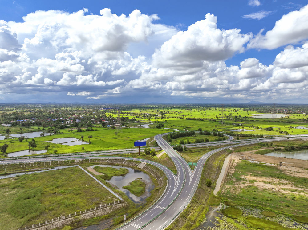 2024年9月25日在柬埔寨磅士卑省拍攝的金港高速公路（無人機(jī)照片）。連接柬埔寨首都金邊和最大深水海港西哈努克港的金港高速公路，是中柬共建“一帶一路”標(biāo)志性項目。