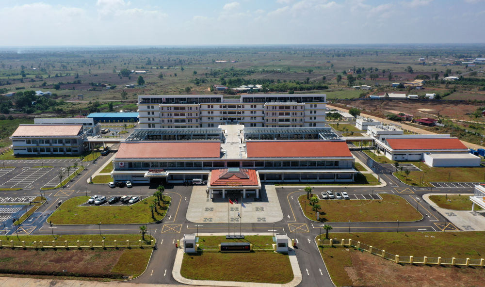2022年2月17日在柬埔寨特本克蒙省新區(qū)拍攝的中國援柬埔寨特本克蒙省醫(yī)院。