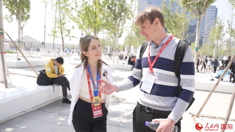 墨西哥的參賽選手阿蘭薩蘇?巴燕（左）與瑞士選手喬文韜。人民網(wǎng)記者 袁蒙攝