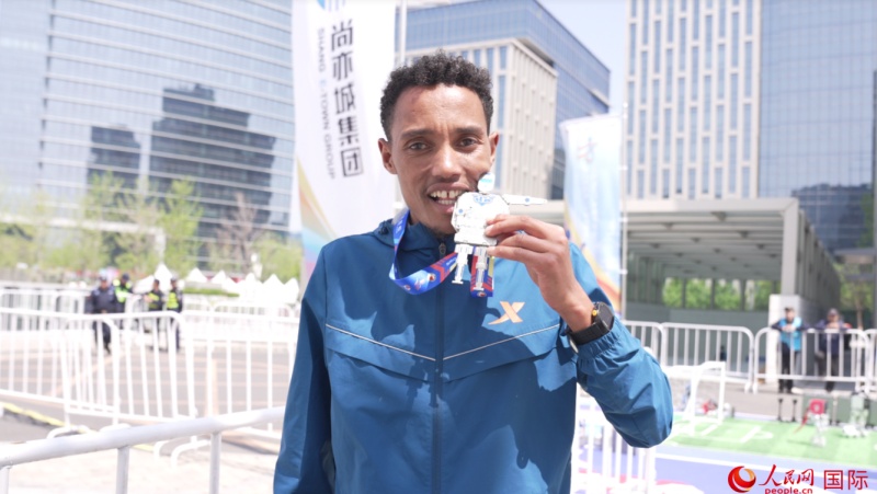 埃塞俄比亞選手圖魯·亞雷德·德梅克獲得本次大賽男子組亞軍。人民網(wǎng)記者 袁蒙攝