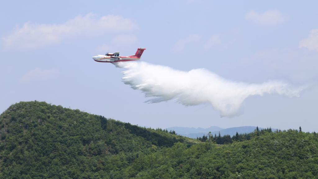 AG600飛機在四川西昌開展典型滅火場景驗證試飛科目（2023年6月攝）。新華社發(fā)（中國航空工業(yè)集團供圖）