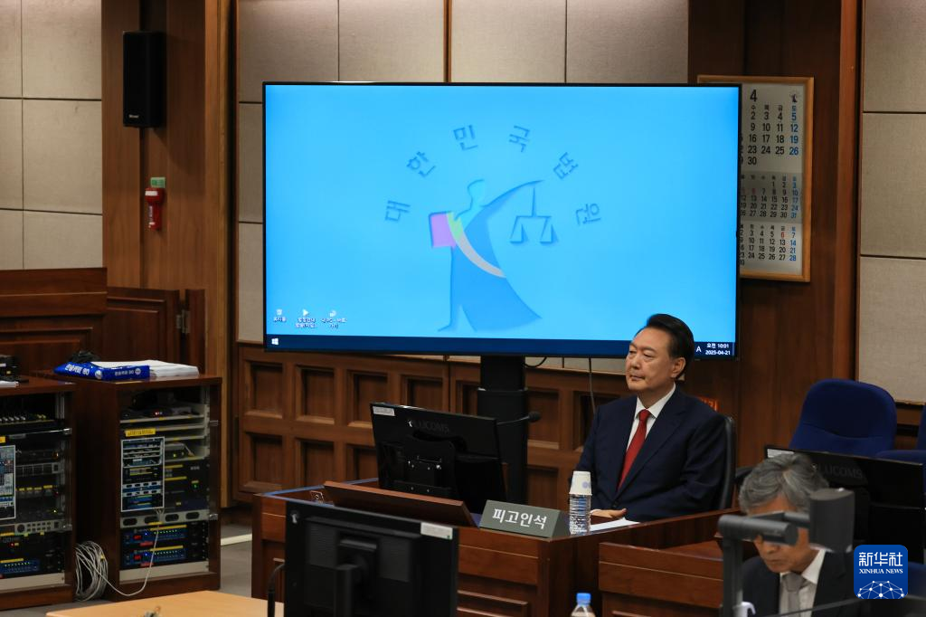 4月21日，尹錫悅在韓國首爾中央地方法院出席庭審。新華社/紐西斯通訊社