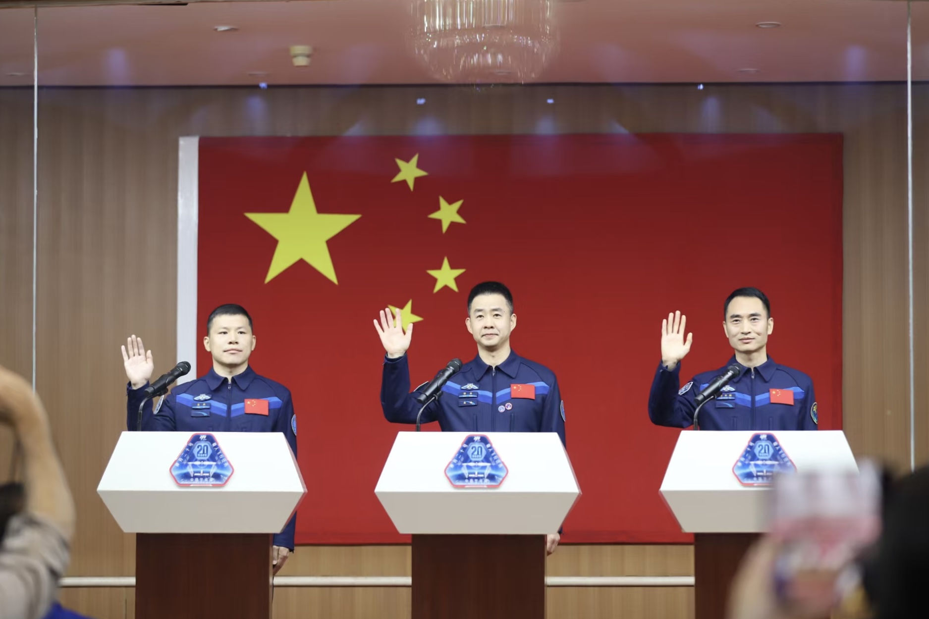 4月23日，神舟二十號(hào)航天員乘組在酒泉衛(wèi)星發(fā)射中心問(wèn)天閣與中外媒體記者集體見(jiàn)面。人民網(wǎng)記者 黃帆攝