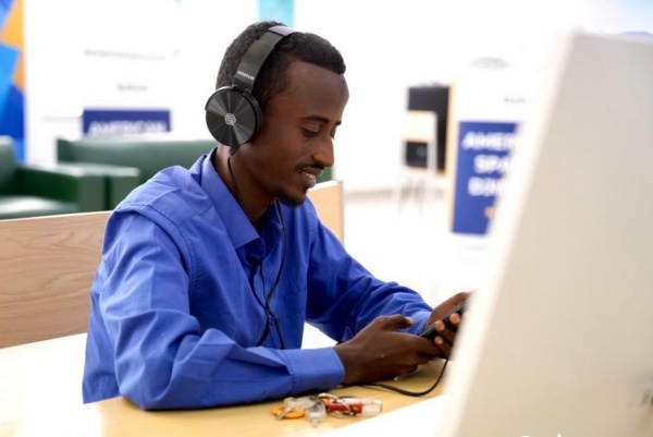 在明亮現(xiàn)代的信息技術(shù)閱覽室，當(dāng)?shù)刈x者正在沉浸式學(xué)習(xí)，塔里克·易卜拉欣攝