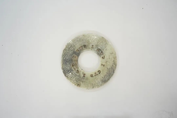 武王墩一號(hào)墓出土的鏤孔玉璧。全國(guó)十大考古新發(fā)現(xiàn)活動(dòng)辦公室供圖