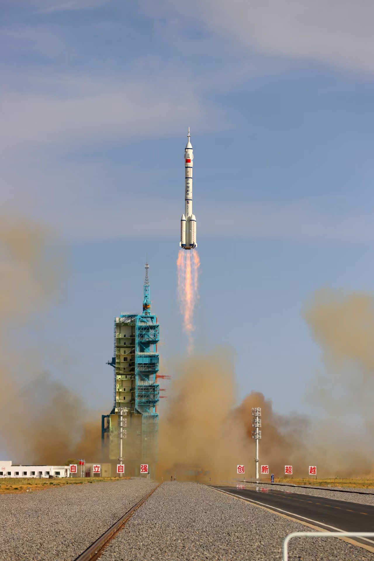 長征二號F遙二十運(yùn)載火箭點(diǎn)火發(fā)射。人民網(wǎng)記者 黃帆攝