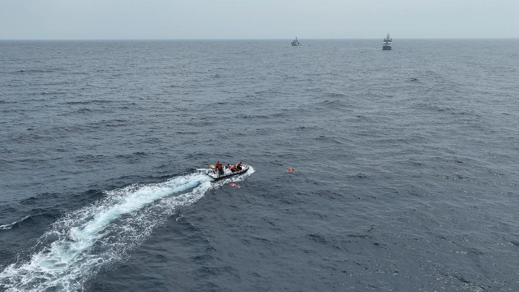 4月23日，中越海警開展海上聯(lián)合搜救演練，模擬營(yíng)救落水人員。（中國(guó)海警供圖）