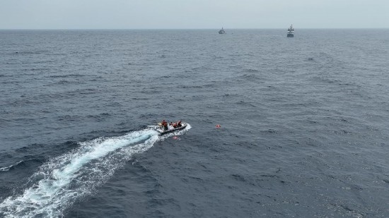 4月23日，中越海警開展海上聯(lián)合搜救演練，模擬營救落水人員。（中國海警供圖）