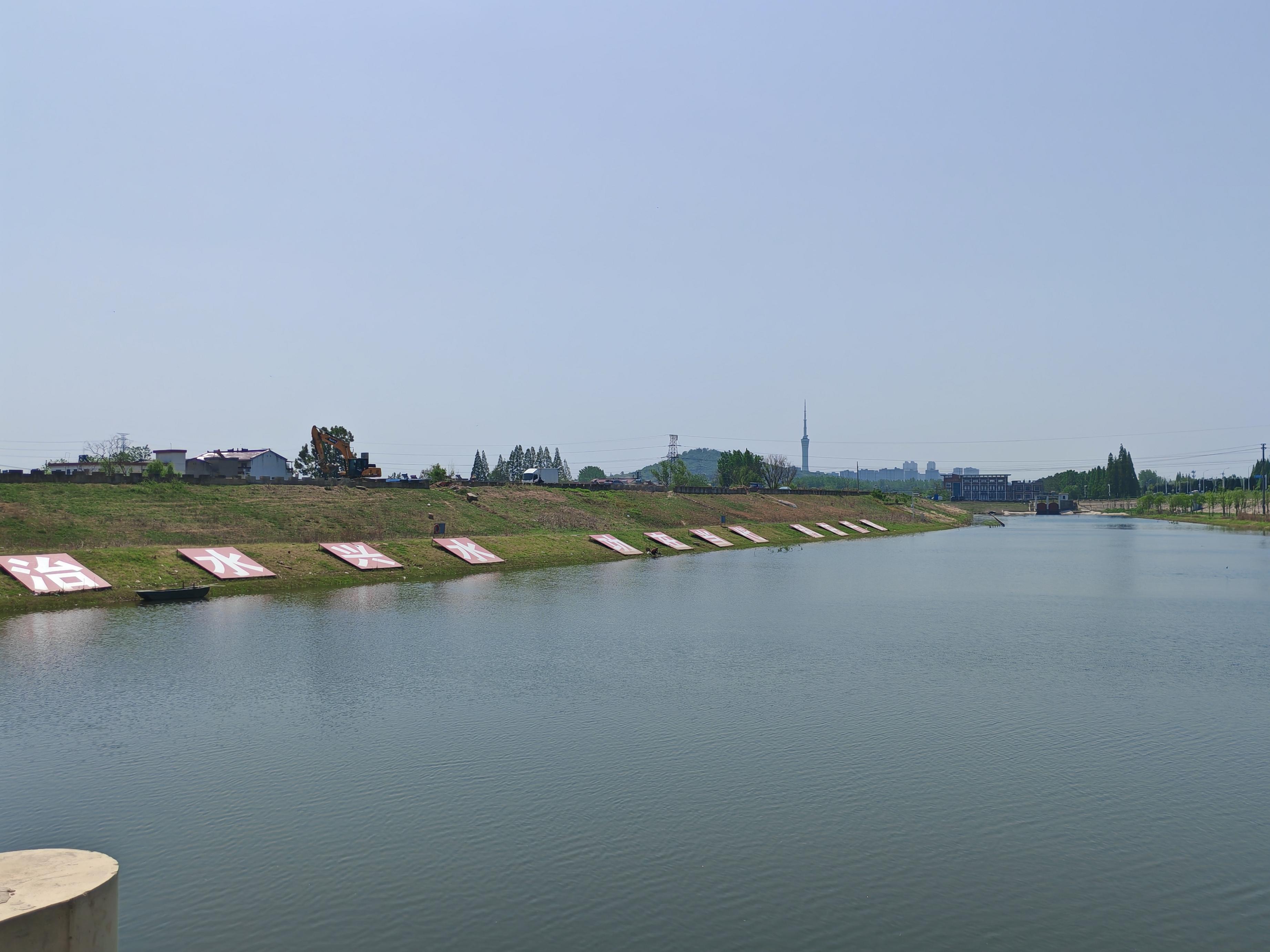 在龍子湖樞紐上眺望靚麗的淮河美景。人民網(wǎng)記者 王子鋒攝