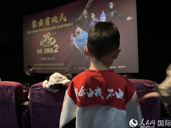 圖為首映式現(xiàn)場(chǎng)，一位小朋友身穿帶有《哪吒2》電影元素的衣服。人民網(wǎng)記者 張朋輝攝