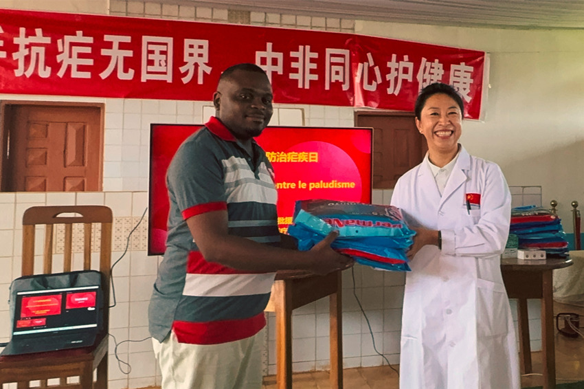 【3】贈(zèng)送抗瘧物資。中國(guó)（山西）第24批援喀麥隆姆巴爾馬尤醫(yī)療隊(duì) 供圖
