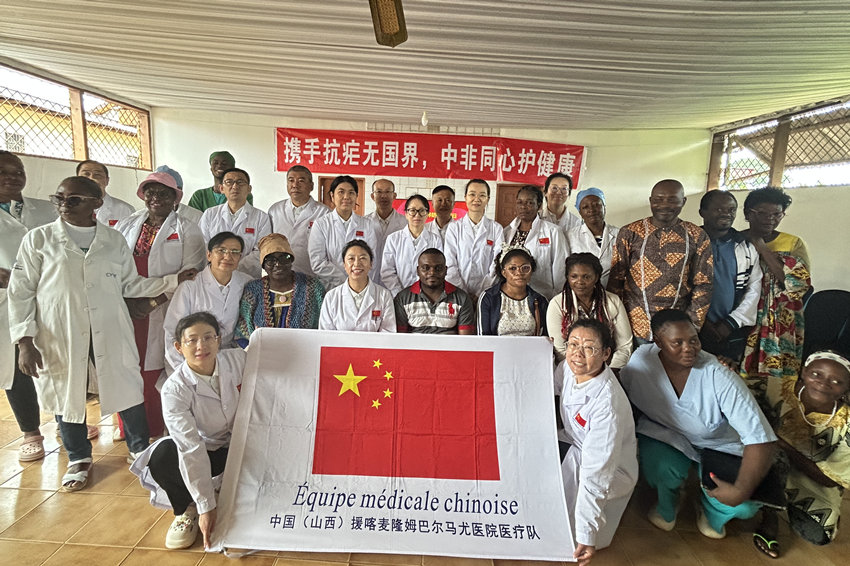 【4】圖為活動(dòng)結(jié)束后的合影。中國(guó)（山西）第24批援喀麥隆姆巴爾馬尤醫(yī)療隊(duì) 供圖