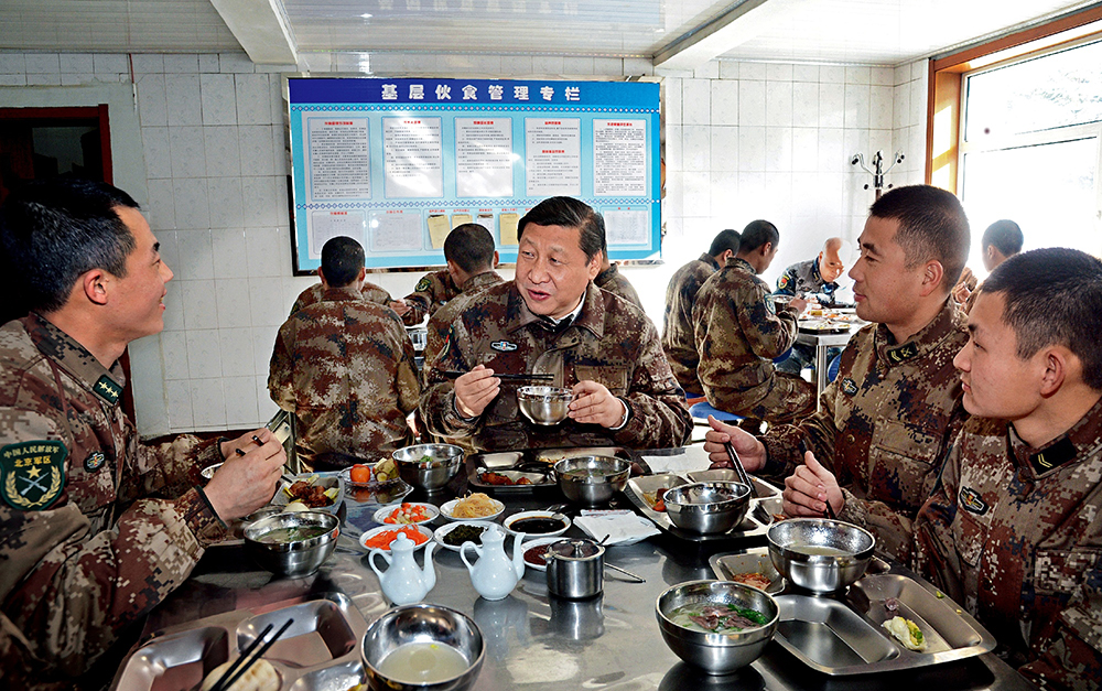 2014年1月26日，習(xí)近平主席專程來到內(nèi)蒙古軍區(qū)邊防某部，親切看望慰問戍邊官兵。這是在連隊(duì)食堂，習(xí)近平主席同戰(zhàn)士們一起用餐。