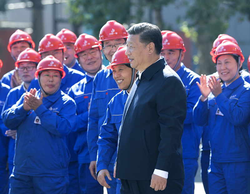 2018年9月26日，在中國一重集團，習近平總書記走到工人中間，同大家親切交流。