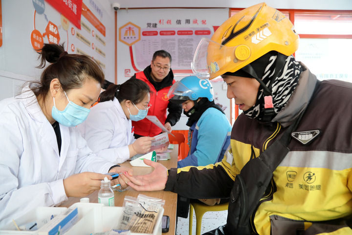 2025年3月5日，志愿者在山東省棗莊市市中區(qū)一工會(huì)驛站為外賣(mài)員免費(fèi)測(cè)量血糖。新華社發(fā)（王海楠攝）