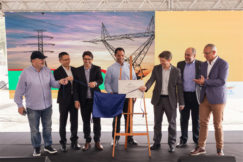CPFL公司執(zhí)行副總裁弗拉維奧·恩里克·里貝羅（中）、CPFL輸電公司總裁李甫（左二）、南里奧格蘭德州州議員阿洛伊西奧·克拉斯曼（左一）、州長代表豪爾赫·波佐邦（右一）等出席投運(yùn)儀式。 中國國家電網(wǎng)巴西電力CPFL公司供圖