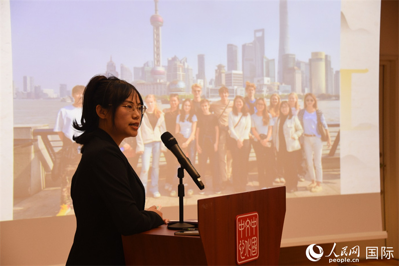 斯德哥爾摩考試中心經(jīng)理陳曦介紹“漢語水平考試”情況。人民網(wǎng)記者 殷淼攝