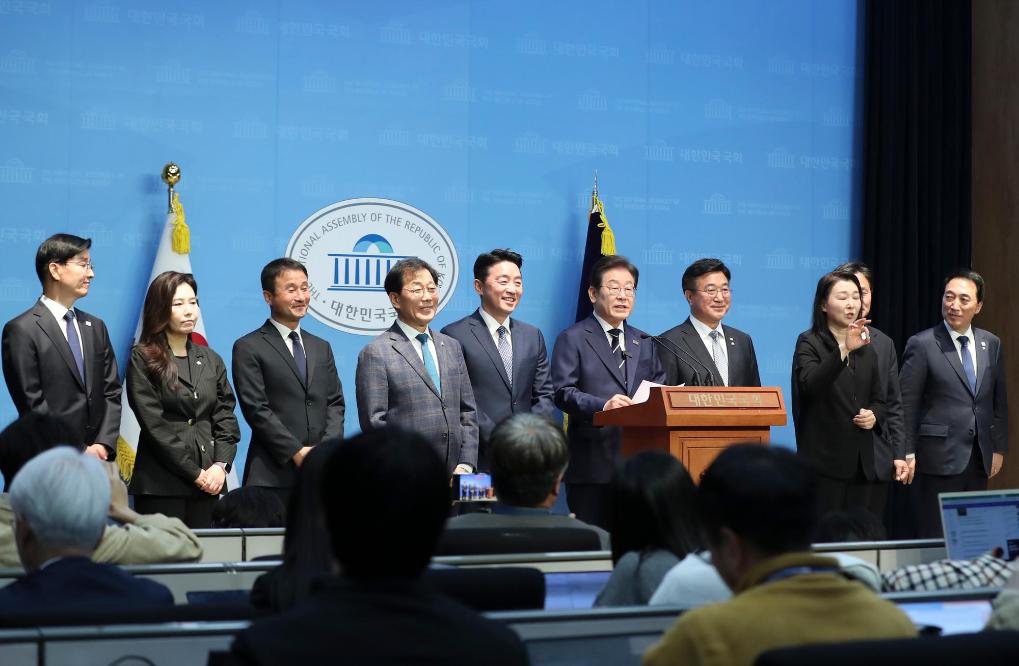 4月11日，李在明在韓國(guó)首爾舉行的新聞發(fā)布會(huì)上介紹他的總統(tǒng)競(jìng)選團(tuán)隊(duì)。新華社記者姚琪琳攝