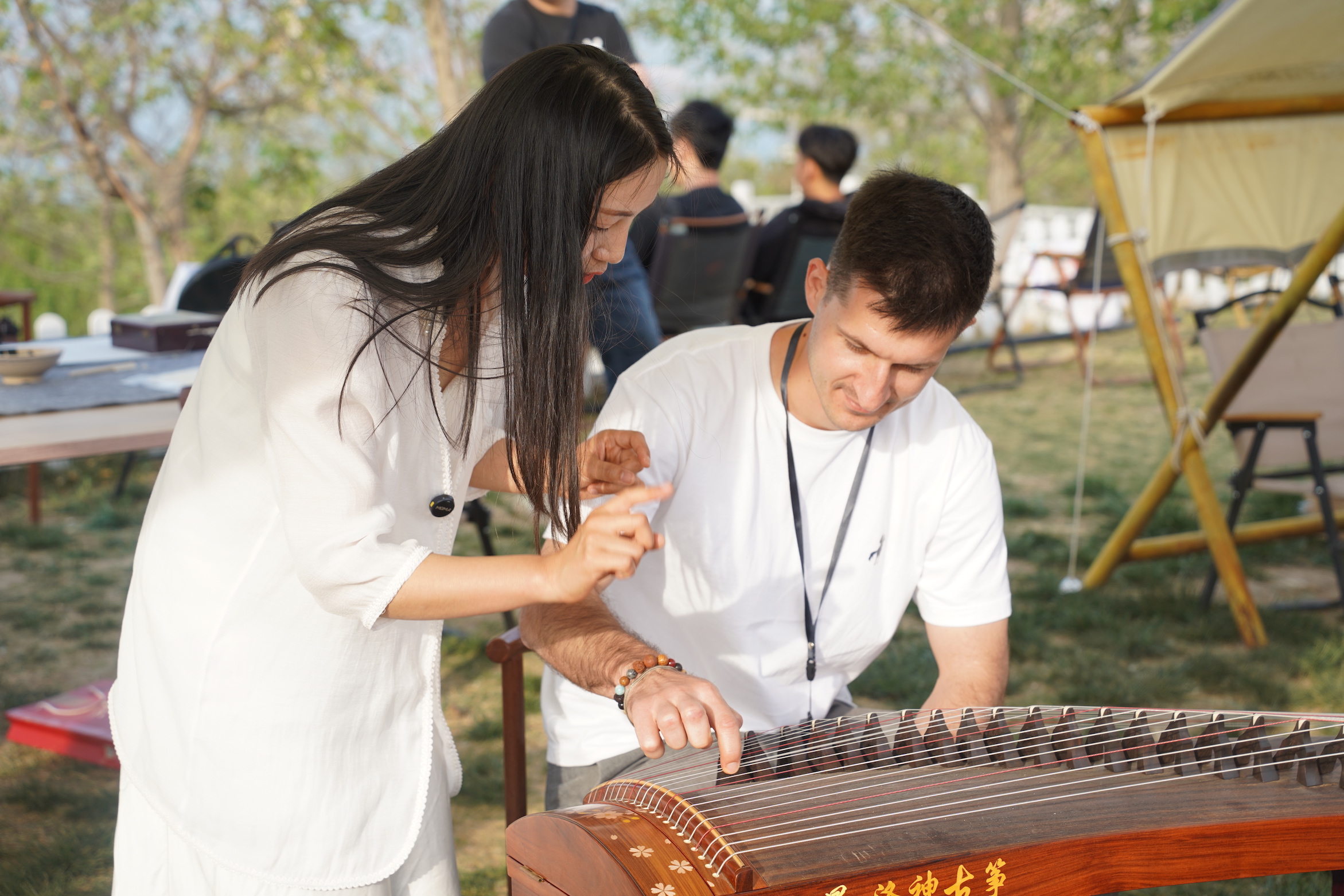 外媒體記者古箏體驗。主辦方供圖
