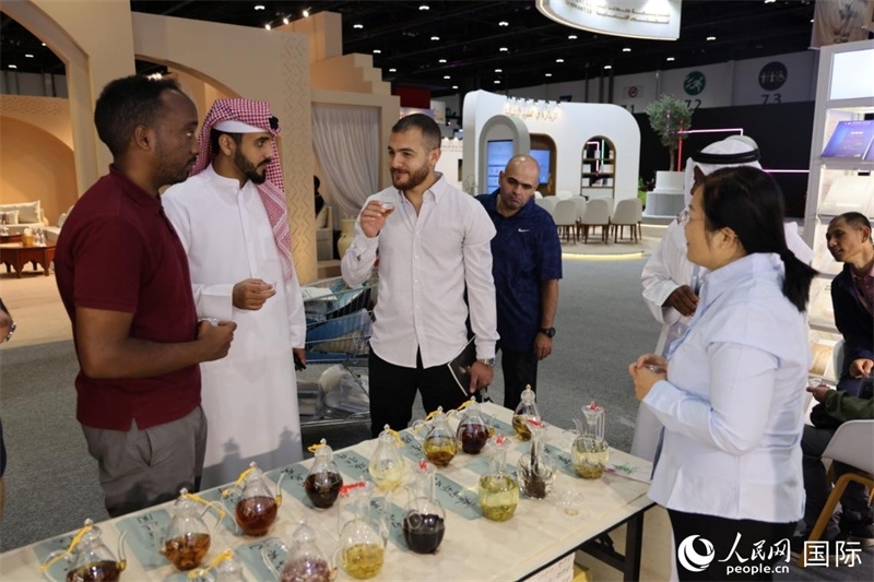 在“閱讀中國(guó)”館，當(dāng)?shù)刈x者通過品味中國(guó)茶，了解中國(guó)文化。人民網(wǎng)記者 張志文攝