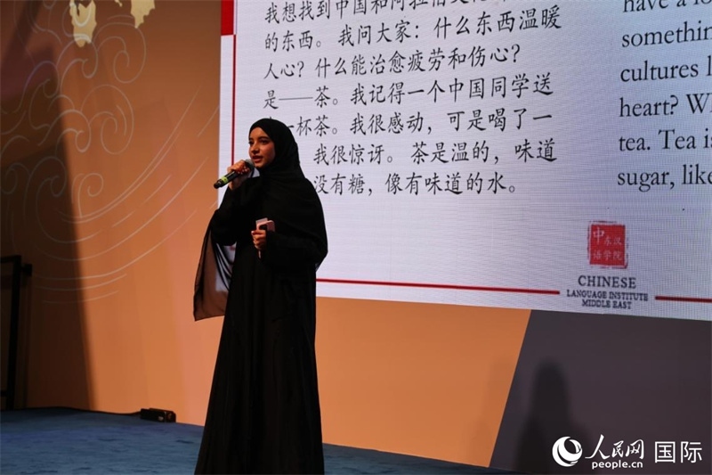 第四屆“阿聯(lián)酋眼中的中國(guó)”中文比賽上，一位阿聯(lián)酋漢語(yǔ)學(xué)習(xí)者與觀眾分享對(duì)中國(guó)茶文化的思考。人民網(wǎng)記者 張志文攝