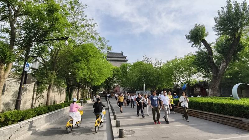 外國(guó)游客游覽北京鼓樓。人民網(wǎng)記者 李楠樺攝