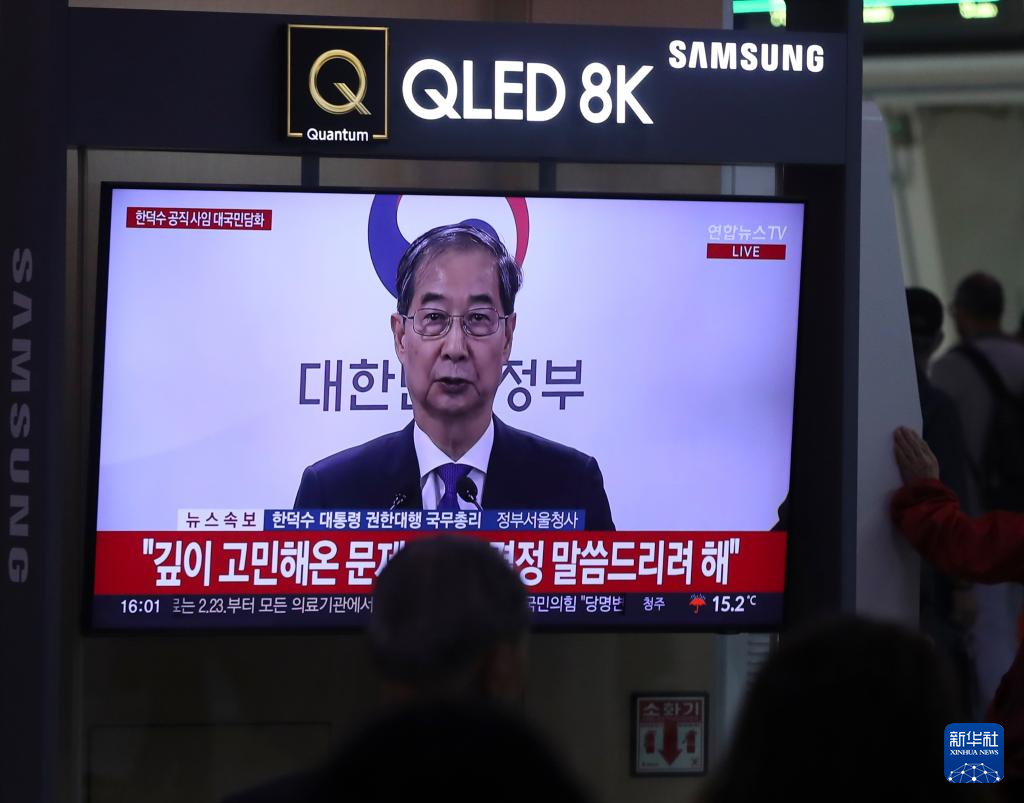 5月1日，在韓國首爾火車站，民眾觀看韓德洙辭職的新聞。新華社記者 姚琪琳 攝