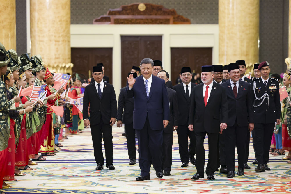 4月16日上午，馬來(lái)西亞最高元首易卜拉欣在馬來(lái)西亞國(guó)家王宮同中國(guó)國(guó)家主席習(xí)近平舉行會(huì)見(jiàn)。會(huì)見(jiàn)后，習(xí)近平出席易卜拉欣舉行的歡迎宴會(huì)。這是習(xí)近平向歡迎人群揮手致意。新華社記者 黃敬文 攝