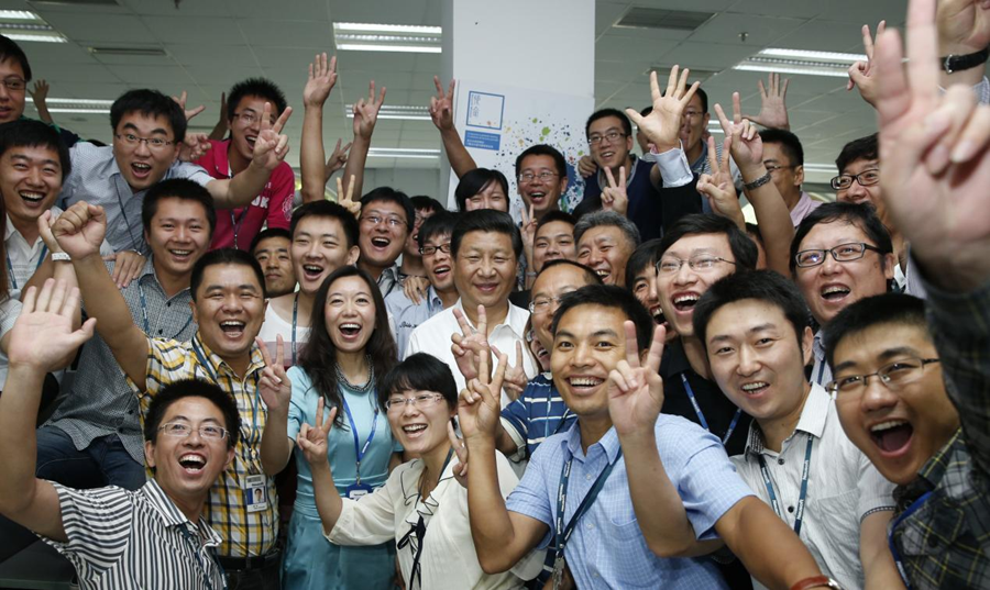 2013年8月29日，習(xí)近平總書記在東軟集團(tuán)（大連）有限公司同年輕員工親切合影。新華社記者 鞠鵬 攝