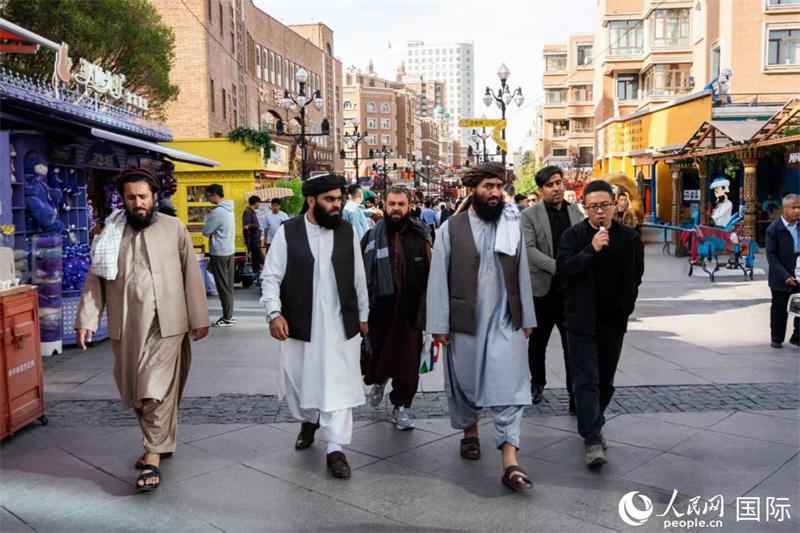 代表團(tuán)在新疆國(guó)際大巴扎參觀。人民網(wǎng)記者 章凱風(fēng)攝