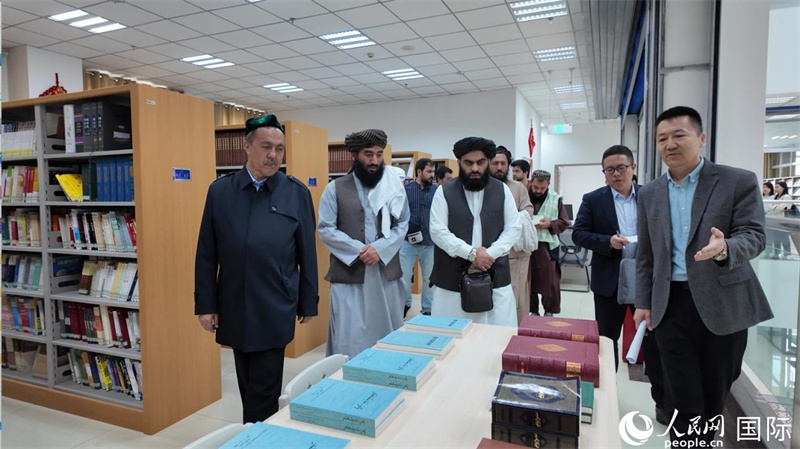 代表團(tuán)在新疆伊斯蘭教經(jīng)學(xué)院圖書(shū)館參觀。人民網(wǎng)記者 章凱風(fēng)攝
