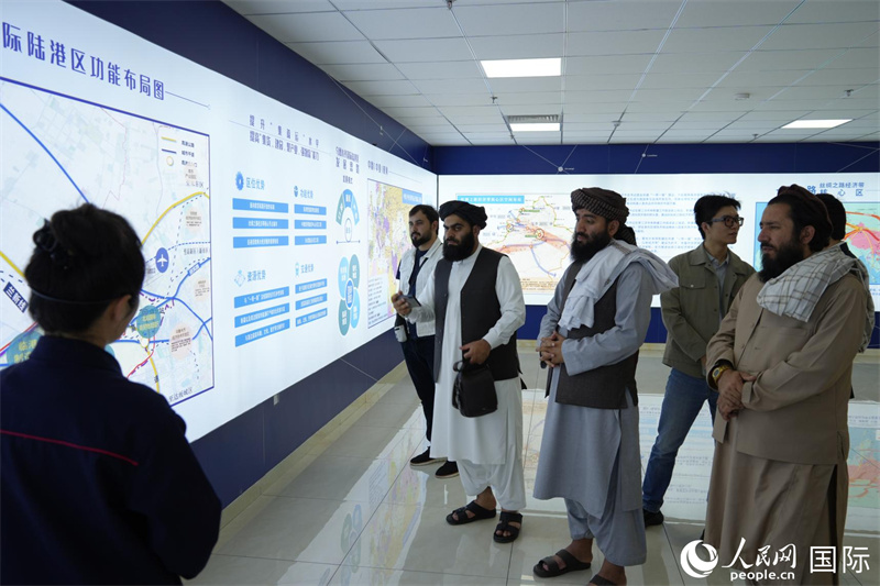 代表團(tuán)在烏魯木齊國(guó)際陸港區(qū)參觀。人民網(wǎng)記者 章凱風(fēng)攝