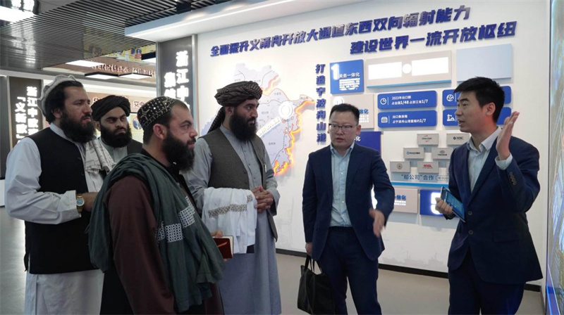 代表團(tuán)在義新歐班列始發(fā)站參觀。CGTN記者 楊剛攝