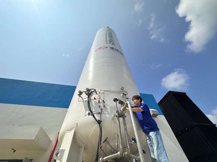 陳恩偉在海南商業(yè)航天發(fā)射場技術(shù)區(qū)罐區(qū)進行液氮轉(zhuǎn)注前準(zhǔn)備。新華社記者 陳凱姿 攝