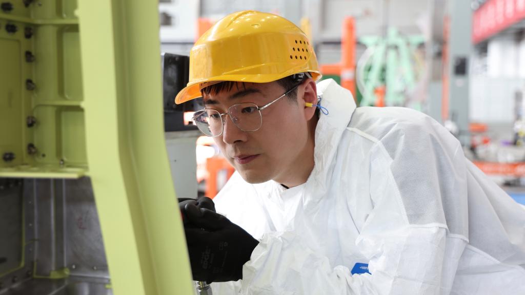 在中國航空工業(yè)集團成飛車間內(nèi)，飛機鉚裝鉗工首席操作技師馮攀龍正在工作。（新華社發(fā)）
