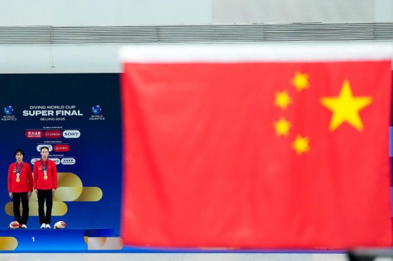 5月2日，獲得2025年跳水世界杯總決賽女子雙人10米臺冠軍的中國組合陳芋汐（右）/全紅嬋在頒獎儀式上。新華社記者 鞠煥宗 攝