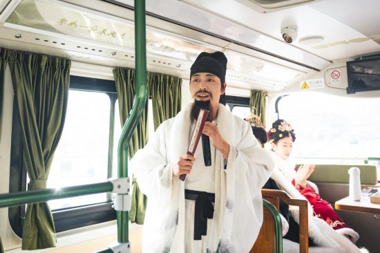 身著古裝的“伴游”在“長(zhǎng)安尋夢(mèng)”主題觀光車上為游客講解。（受訪者供圖）