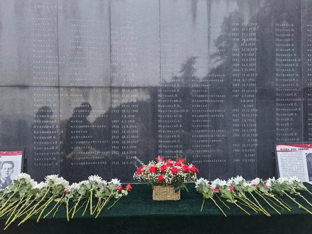 在南京抗日航空烈士紀(jì)念館鐫刻有蘇聯(lián)籍抗日航空英烈名錄的紀(jì)念碑前，擺放著人們獻(xiàn)上的鮮花（2024年11月22日攝）。新華社記者 邱冰清 攝