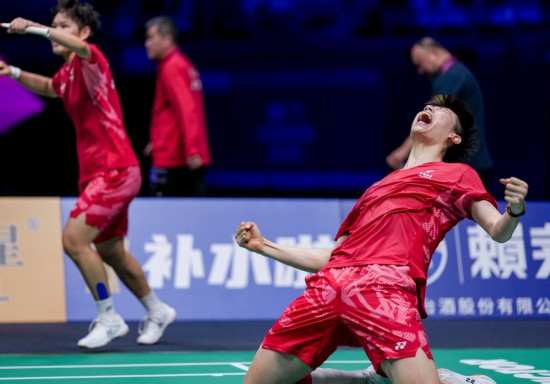 5月3日，中國隊組合馮彥哲（右）/黃東萍在半決賽混雙比賽后慶祝。新華社記者 孫非 攝