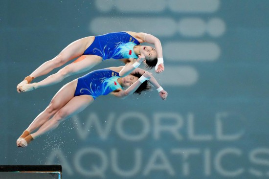 5月2日，陳芋汐（上）/全紅嬋在比賽中。新華社記者 鞠煥宗 攝