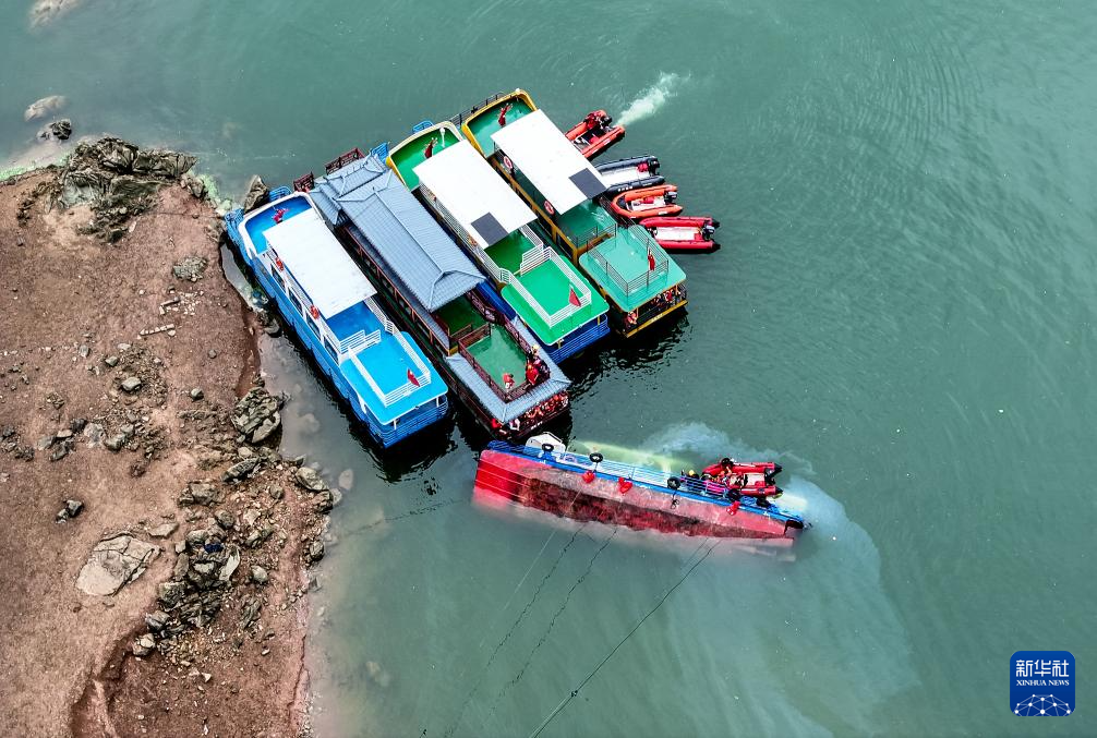 5月5日，救援人員在對(duì)傾覆船只進(jìn)行搜救（無人機(jī)照片）。新華社記者 劉續(xù) 攝