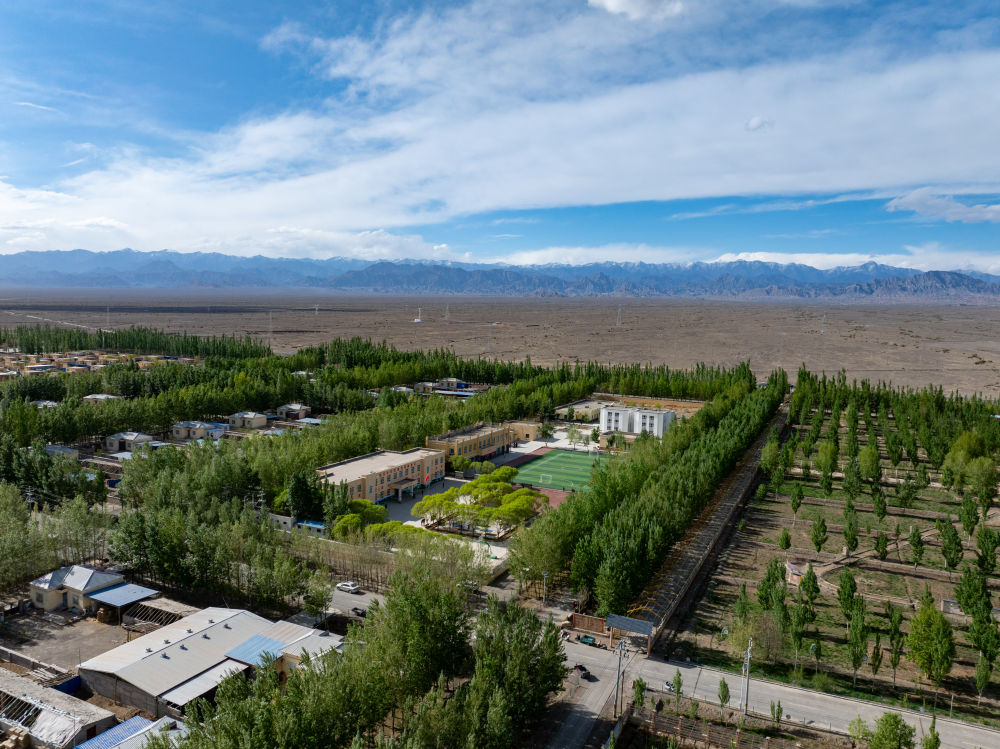 這是4月23日在新疆克州阿圖什市哈拉峻鄉(xiāng)拍攝的謝依特小學(xué)（無人機(jī)照片）。