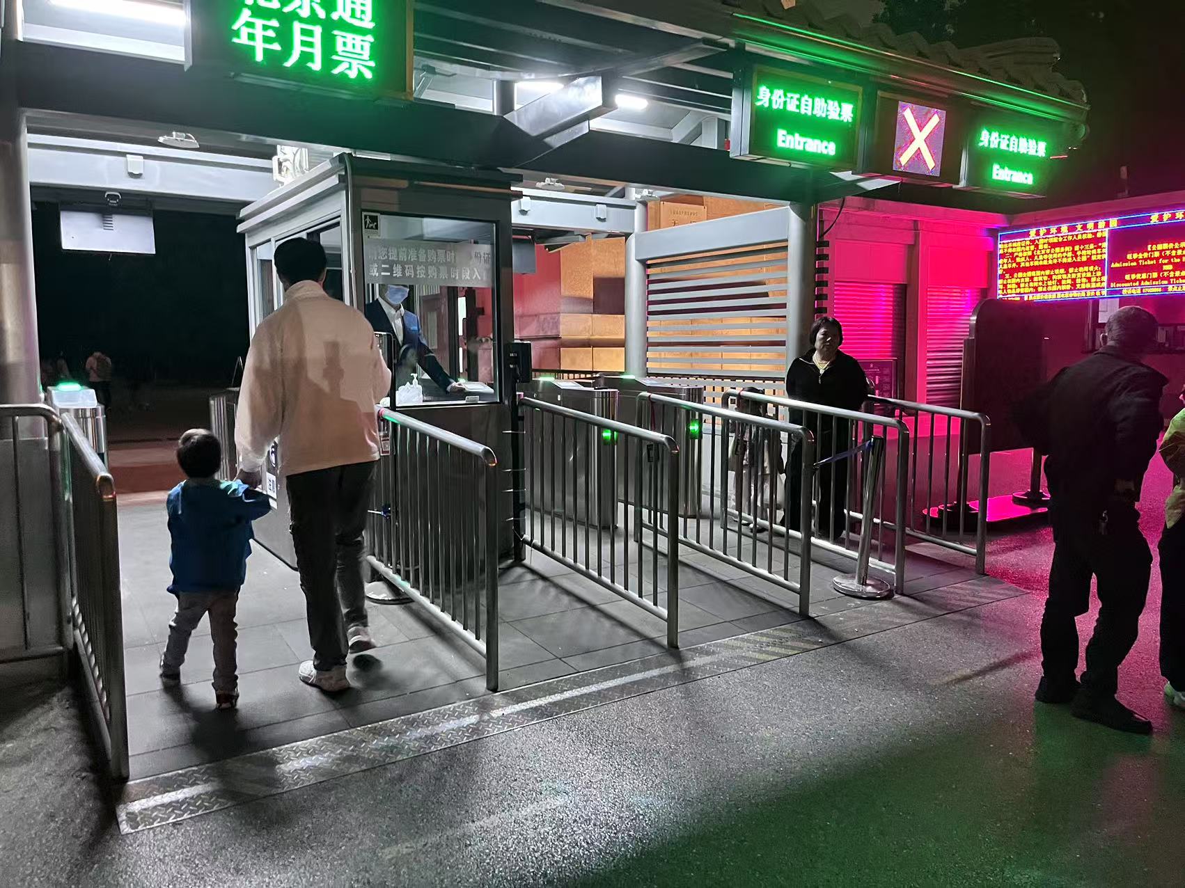 北京天壇公園延長開放時間，游客進(jìn)入游覽。人民網(wǎng)記者 李楠樺攝