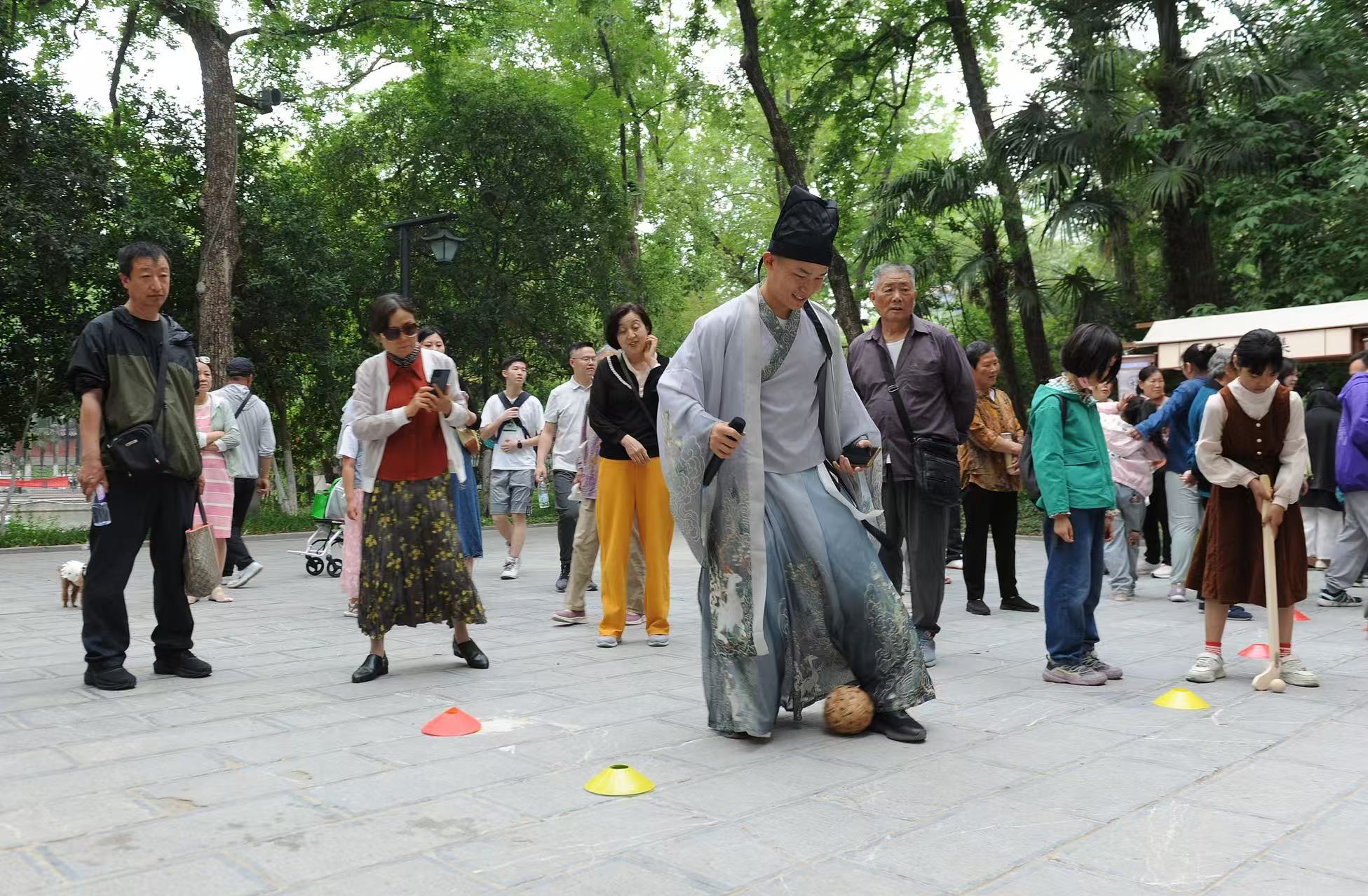 2025年5月3日，安徽省合肥市包公園景區(qū)，游客正在參與“蹴鞠”體育活動(dòng)。（圖片來源：視覺中國）