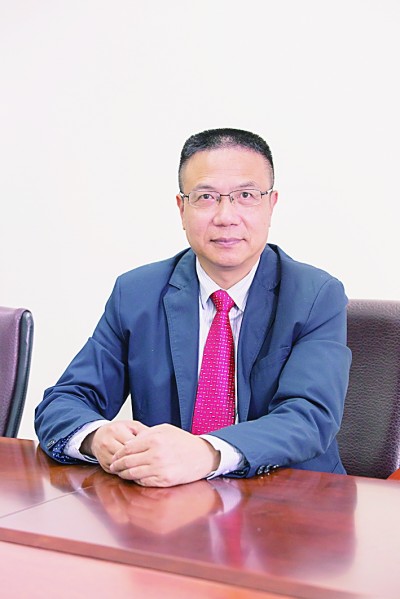 徐飛 教授、博士生導(dǎo)師。歷任上海交通大學(xué)副校長、西南交通大學(xué)校長、上海財經(jīng)大學(xué)常務(wù)副校長，現(xiàn)任福耀科技大學(xué)常務(wù)副校長。國務(wù)院政府特殊津貼專家。先后兼任中國鐵道學(xué)會副理事長，中國管理學(xué)會組織與戰(zhàn)略專業(yè)委員會副主任，教育部高等學(xué)校創(chuàng)新創(chuàng)業(yè)教育指導(dǎo)委員會副主任，中國高等教育學(xué)會創(chuàng)新創(chuàng)業(yè)教育分會理事長，中國高質(zhì)量MBA教育認證（CAMEA）工作委員會副主任，中國職業(yè)技術(shù)教育學(xué)會副會長等。主要研究領(lǐng)域為戰(zhàn)略管理、競爭戰(zhàn)略與博弈論、創(chuàng)新創(chuàng)業(yè)、跨文化戰(zhàn)略領(lǐng)導(dǎo)力等。出版著作20余部。