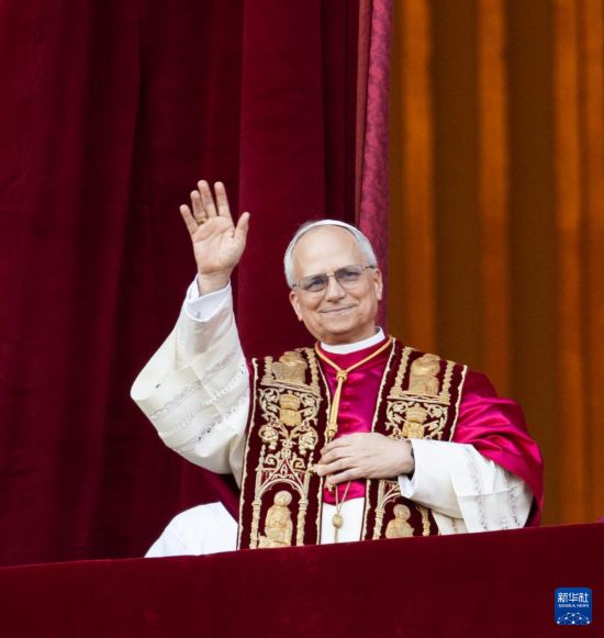 5月8日，在梵蒂岡城，來自美國的樞機主教羅伯特·普雷沃斯特當選新一任天主教羅馬教皇后向民眾致意。新華社記者 李京 攝