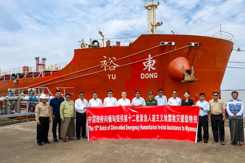 中國駐緬大使館歐陽道冰參贊、仰光省首席部長梭登及緬有關(guān)部門官員出席交接儀式。人民網(wǎng)記者 謝佳君攝